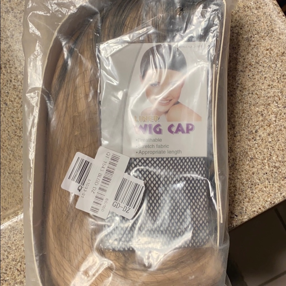 Short blonde wig. Never worn